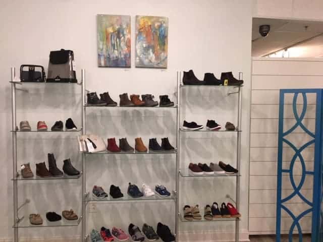 מעמד תצוגה חנות נעליים